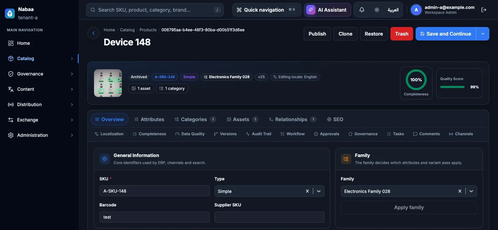 محرر المنتج في نبع PIM يعرض منتجًا مكتمل البيانات بنسبة 100% مع عائلته ودرجة الجودة وتبويبات السمات والمتغيرات والفئات والوسائط